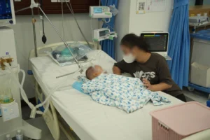 Bệnh viện Nhi Hà Nội vừa tiếp nhận trường hợp trẻ nam cấp cứu vì uống phải tinh dầu đuổi muỗi (Ảnh: Bệnh viện cung cấp).