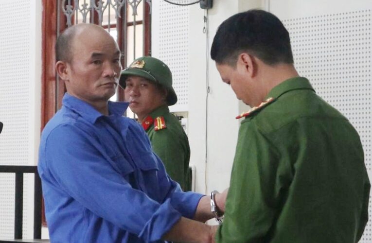 Bị chê hát dở, người đàn ông cầm 🍚 ném vào mặt hàng xóm, gây thương tích 49%