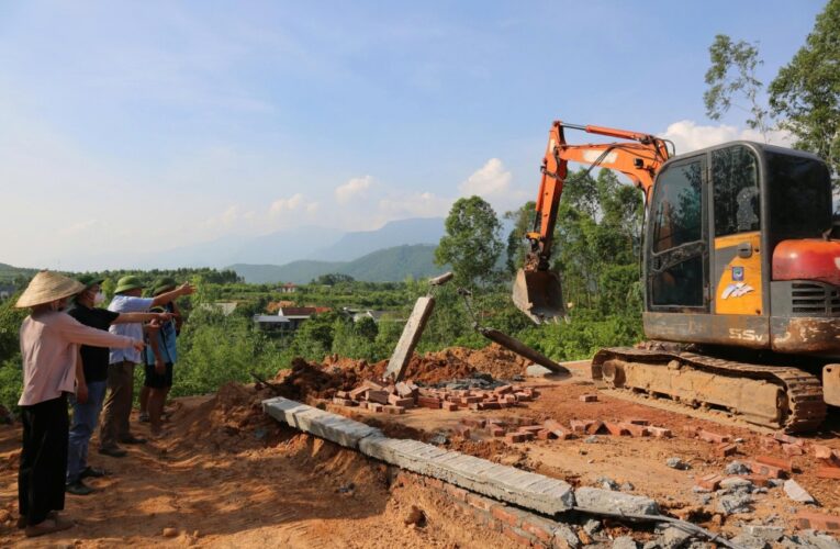 Phú Thọ: Tháo dỡ công trình trái phép trên đất rừng sản xuất tại xã Đại Đình