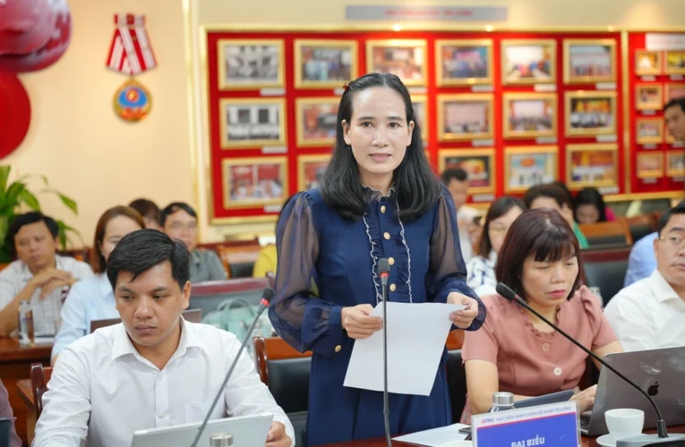 Cán bộ 6h đến cơ quan, 20h mới rời công sở vẫn không hết việc