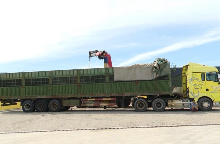 Chở hàng hóa vượt 400% tải trọng, lái xe và chủ doanh nghiệp bị lập biên bản xử phạt 333 triệu đồng