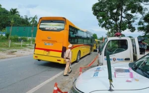 Từ phản ánh của người dân, CSGT Phú Thọ phát hiện 2 xe khách giường nằm chở quá số người quy định (Ảnh: Công an cung cấp).