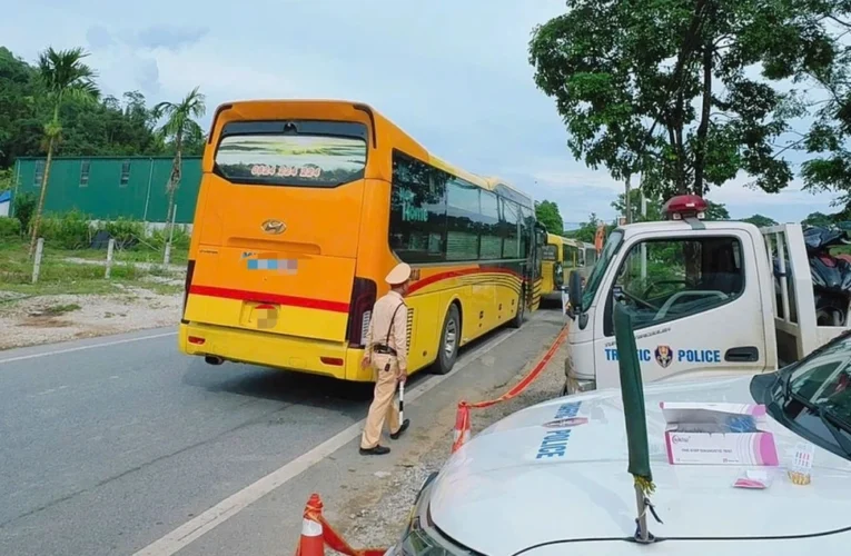 Người dân “tố” 2 xe khách chở quá 23 người, CSGT xử phạt 140 triệu đồng