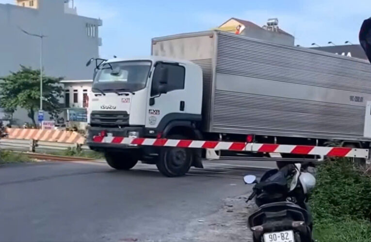 ❌Ninh Bình: Ô tô tải cố vượt rào chắn đường sắt.