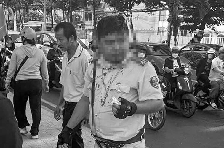 Trung tá CSGT bị người nước ngoài đ.ấm vào mặt khi đang làm nhiệm vụ