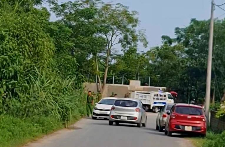 Phát hiện t.h.i t.h.ể đàn ông có nhiều hình xăm bên bờ mương