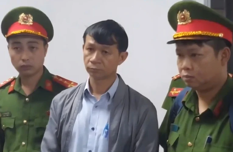 Vụ máy hỏng vẫn kê khai tán sỏi hàng trăm ca: Khởi tố, bắt 2 bác sĩ