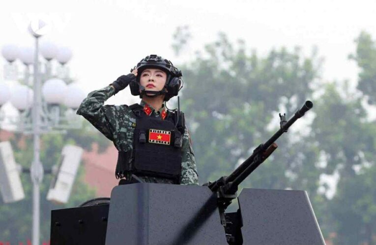 Nữ chiến sĩ đến từ Phú Thọ tự tin thể hiện thần thái trên xe bọc thép tại buổi tổng duyệt diễu binh khiến người xem thán phục