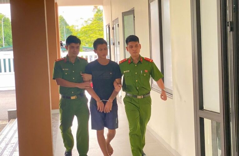 Bắt đối tượng cầm dao xông vào trụ sở công an xã tại Thanh Hóa