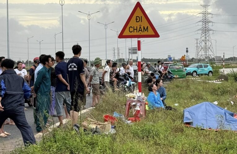 [VIDEO] Vụ 2 bà cháu bị lật thuyền mất tích dưới sông, đã tìm thấy bà, mẹ vẫn ngóng con