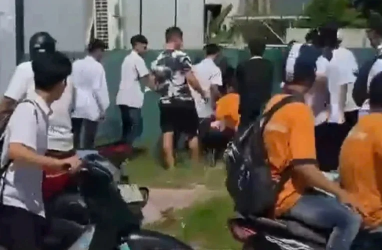 Hơn chục thanh niên vây đánh học sinh trước cổng trường