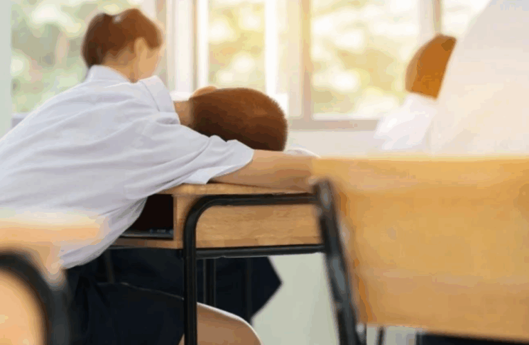 Nhìn học sinh im lặng khi giáo viên bị đánh, tôi hoảng sợ các con đã được học những gì mỗi ngày?