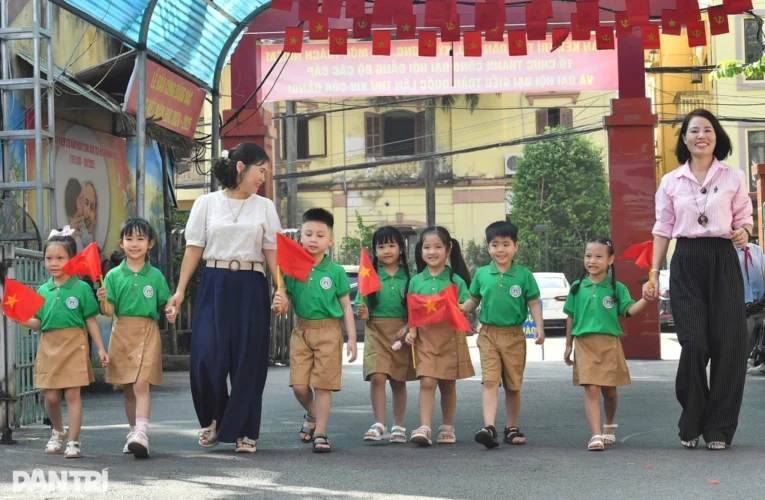 Tôi khủng hoảng vì đóng quỹ phụ huynh 5 triệu đồng đầu năm học