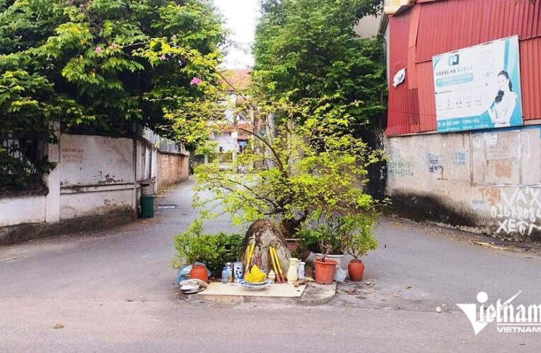 Hòn đá bí ẩn ‘mọc’ giữa ngã ba đường và những chuyện kỳ lạ
