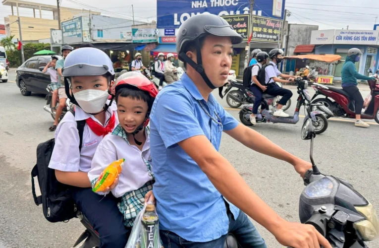 Phụ huynh bức xúc vì phải bỏ việc từ 3h chiều đi đón con
