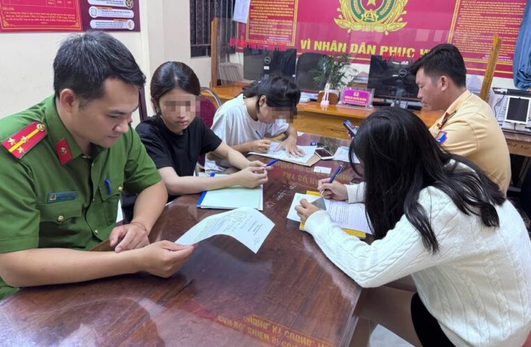 Nữ sinh ngồi sau xe còn ngồi với tư thế quay 180° về phía sau