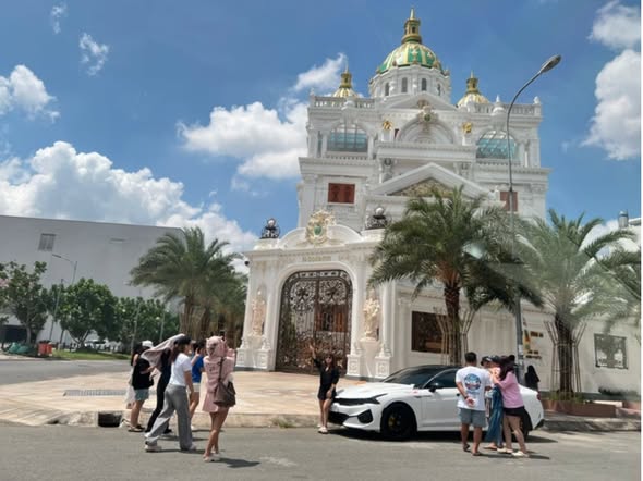 Dùng flycam quay dinh thự của Ngân Collagen và đăng lên mạng: Có thể bị xử lý hình sự