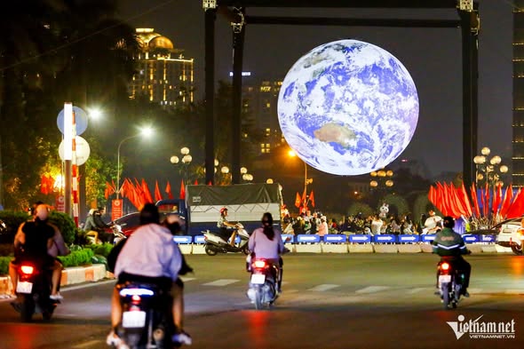 Mô hình Trái Đất lơ lửng bên Hồ Tây, người dân chen chân đến check-in