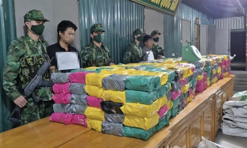 Trinh sát bao vây, đạp ngã người chở bao ma túy