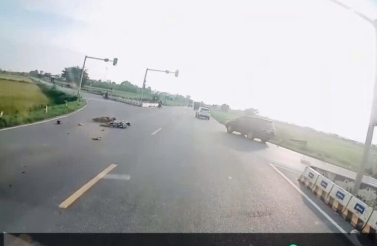 Video TNGT xe bồn va chạm với bạn học sinh ngã tư Thanh Lãng – Bình Xuyên