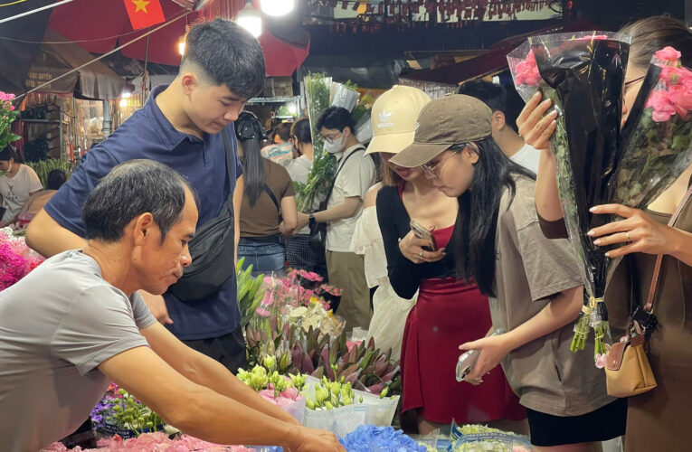 Chợ hoa lớn nhất Hà Nội cận 20/10: Tiểu thương gần như không có thời gian ngủ