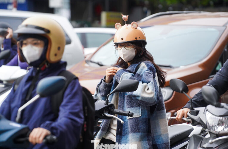 Gió lạnh ùa về, người Hà Nội diện thêm áo ấm ra đường