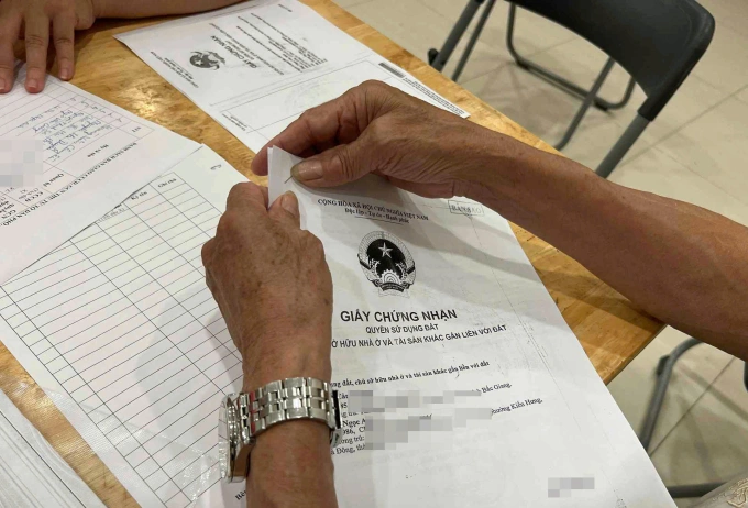 Người dân sắp có thể nộp sổ đỏ photocopy trên VNeID