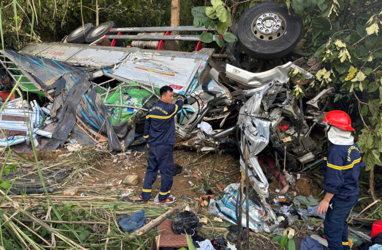 Lật ô tô trên đèo Ngọc Vin, 2 người tử vong