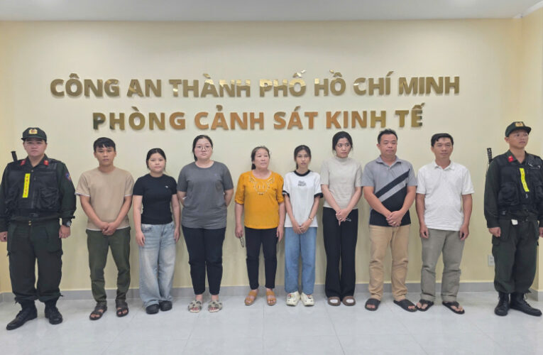 Triệt phá đường dây sản xuất hàng chục ngàn chai nước hoa giả các thương hiệu nổi tiếng