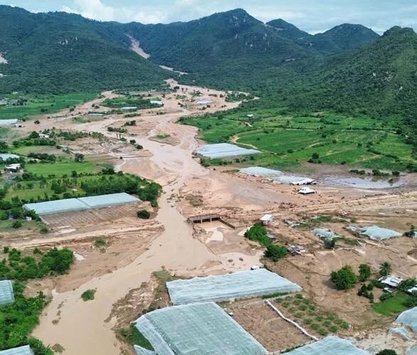 Vỡ bờ bao 85m, lũ quét khiến 109 hộ dân ở Lâm Đồng thiệt hại nặng