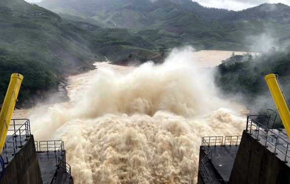 Các thủy điện hạ mức nước đón lũ trước bão Kalmaegi
