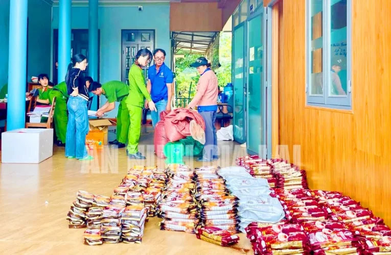 Bắt giám đốc và nhân viên sản xuất cà phê giả