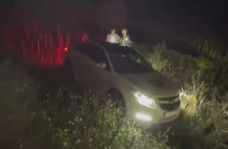 Né chốt CSGT, tài xế ô tô “dính cồn” lùi xe lao xuống ruộng