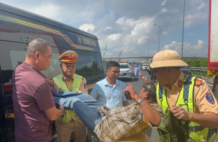 Tài xế có dấu hiệu đột quỵ khi chở khách trên cao tốc, nhiều người hoảng hốt.