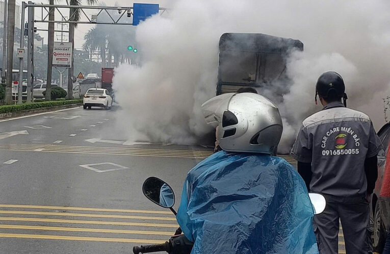 Cháy xe ô tô ở Ngã tư ốc vít KCN Khai Quang