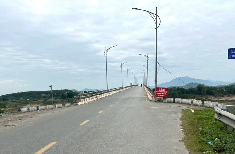 Cấm cầu Sông Lô, học sinh phải đi vòng 40 km để tới trường
