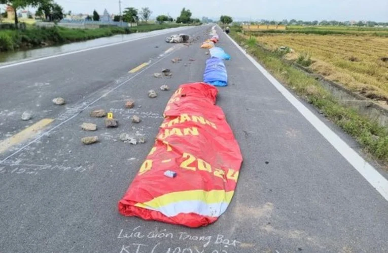 một phụ nữ chặn đường phơi thóc khiến người đi đường t’ử nạn