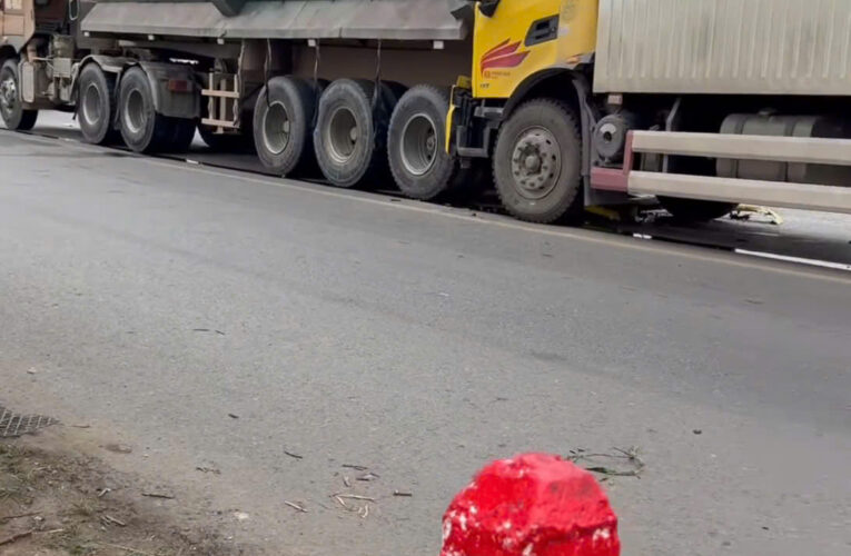 TNGT Tại ngã tư 4 thần Phú Xuân – Bình Xuyên 3 xe ô tô va chạm với nha