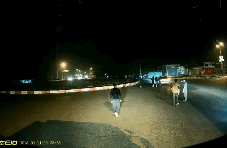 [VIDEO] Bị chặn xe và đánh hội đồng ở vòng xuyến qua KCN đồng Sóc Vĩnh Tường