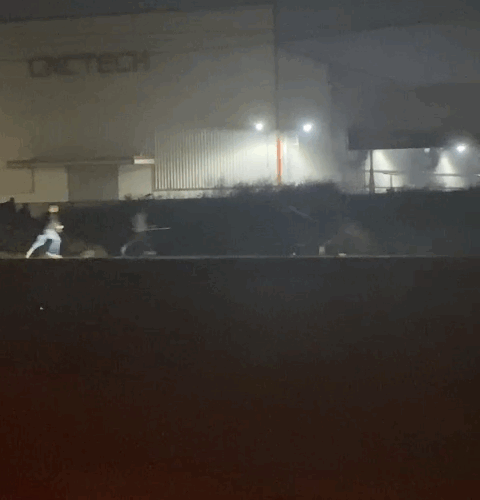 Cổng KCN Bá Thiện 2 tối qua