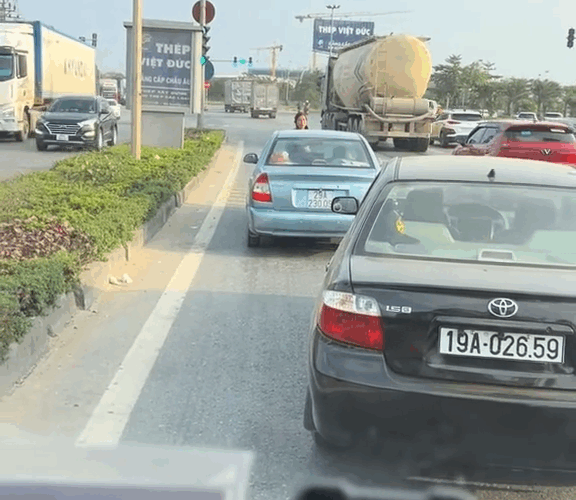 PHẢN ÁNH TÌNH TRẠNG XIN TIỀN TẠI NÚT ĐÈN XANH – ĐÈN ĐỎ ĐƯỜNG 100, BÌNH XUYÊN