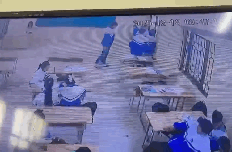 [VIDEO] Học sinh nam tác động vật lý với một bạn nữ