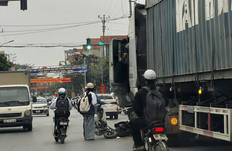 Ngã tư Hương Canh – Bình Xuyên học sinh tạt đầu xe công