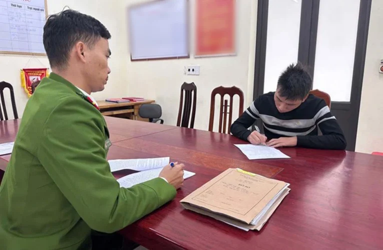 Bắt tạm giam người đàn ông đánh bạc trực tuyến ở Hưng Yên