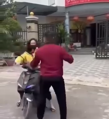 🔥Hot nhất lúc này  Vk vào nn đi “💉”, ck trực bên ngoài bă’t được và cái kết…