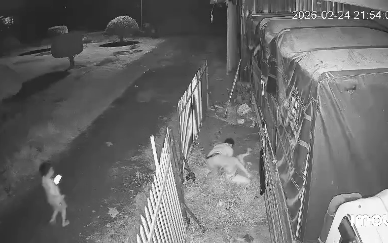 XÓT XA: Trước mặt con, nghe con khóc van xin ba đừng xử lý mẹ mà quặn lòng…