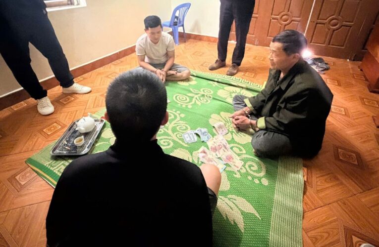 Khởi tố 05 đối tượng đánh bạc bằng hình thức chơi sâm ăn tiền tại thôn Trại Mới, xã Bình Xuyên, tỉnh Phú Thọ