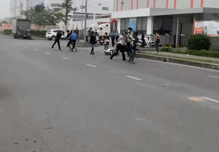 Video vụ ẩu đả ở một công ty Thăng Long 3 như phim võ thuật