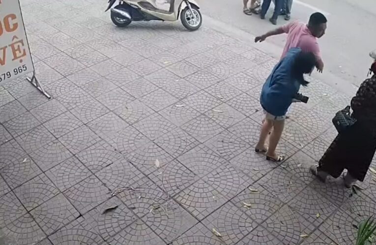 Đoạn clip ghi lại cảnh hai nhóm nam giới xô xát ngay trên đường, được cho là xuất phát từ mâu thuẫn sau va chạm giữa hai ô tô ở Phú Thọ